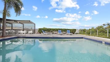 2 outdoor pools, pool loungers