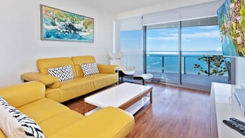 3 Bedroom East Facing Ocean View | Stue | Fladskærms-tv