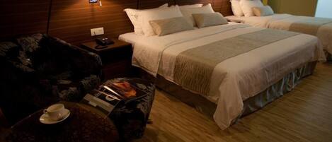Family Room | In-room safe, desk, blackout curtains, free WiFi