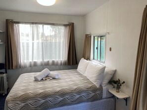 مساحة عمل للكمبيوتر المحمول وستائر تعتيم وتجهيزات عازلة للصوت