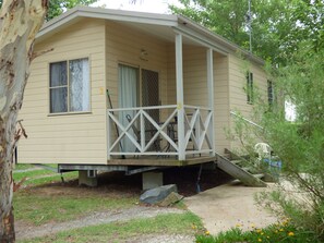 Deluxe Family Ensuite Cabin - Non Pet Friendly | Terrace/patio - Tenterfield Lodge and Caravan Park (Tenterfield)