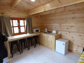 Cabaña estándar, 1 habitación, baño compartido | Cocina básica privada | Frigorífico, microondas y placa de cocina