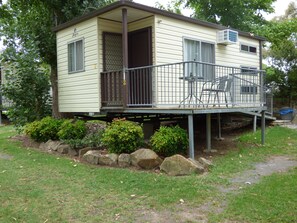 Standard Ensuite Cabin - Non Pet Friendly | Laptop workspace, blackout drapes, soundproofing, iron/ironing board - Tenterfield Lodge and Caravan Park (Tenterfield)