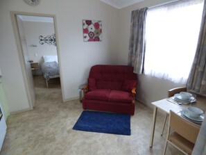 Deluxe Ensuite Cabin - Non Pet Friendly | Living area - Tenterfield Lodge and Caravan Park (Tenterfield)