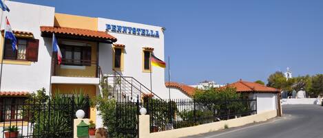 Un edificio de dos pisos con un letrero que dice "PENNYSTELLA".