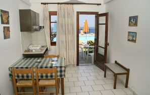 Departamento, 1 habitación | Área de sala de estar | Televisión de 16 pulgadas con canales vía satélite 