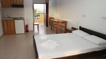 Studio | 1 bedroom, desk, soundproofing, free cribs/infant beds