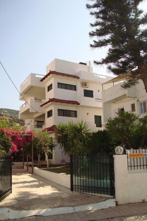 المنطقة المحيطة بالمنشأة