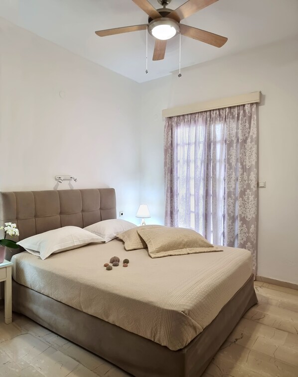 مكتب ومساحة عمل للكمبيوتر المحمول وتجهيزات عازلة للصوت ومكواة/لوح كي