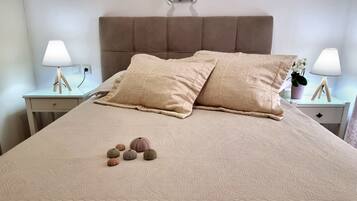 Apartment (Cozy) | Desk, laptop workspace, soundproofing, iron/ironing board