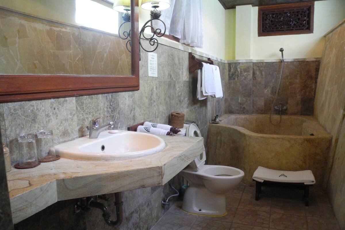 A bathroom with a sink, toilet, and bathtub.