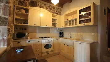 Duplex | Private kitchen | Full-size fridge, microwave, oven, stovetop