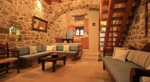 Appartement Duplex | Coin séjour | Télévisions à écran plasma, cheminée, lecteur de DVD