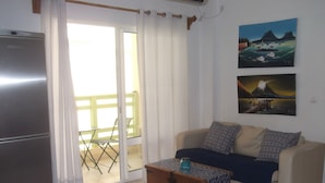 Family Apartment, 1 Bedroom, Pool Access, Courtyard View | Ruang tamu