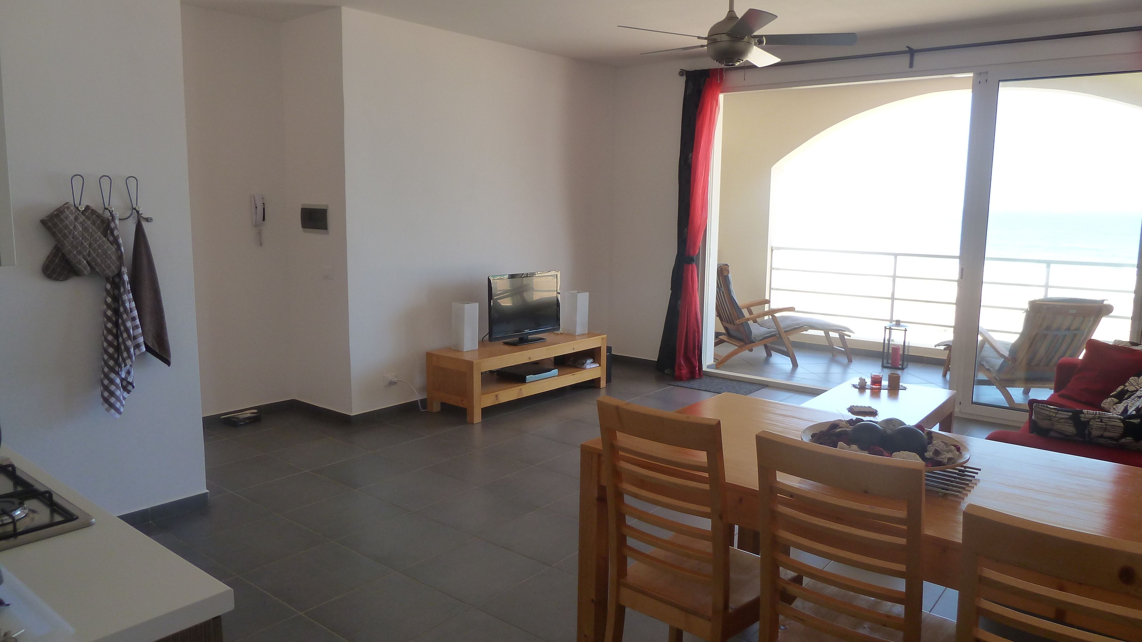 Departamento superior, 2 habitaciones, acceso a la alberca, vista al océano | Área de sala de estar | Televisión de pantalla plana 