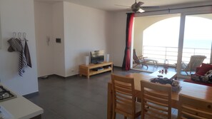 Superior Apartment, 2 Bedrooms, Pool Access, Ocean View | Living area