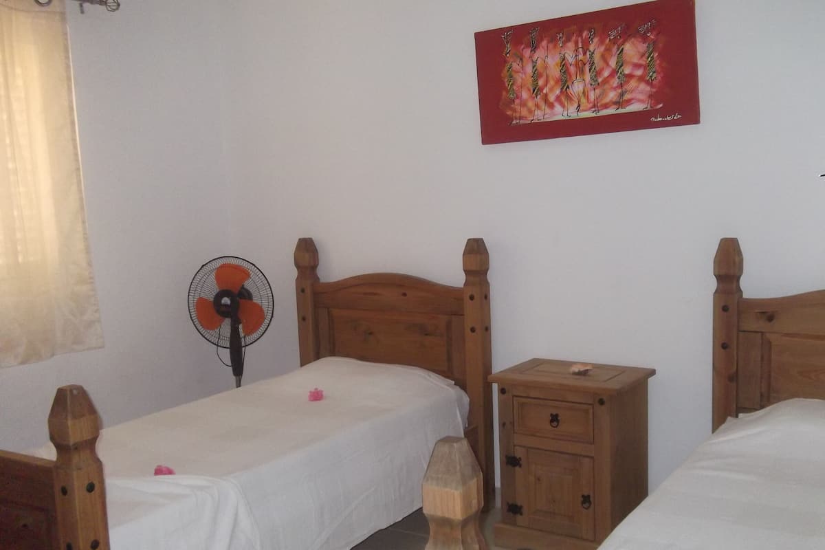 Tabla de planchar con plancha, cunas, wifi y ropa de cama