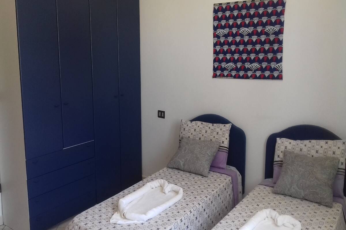 1 bedroom, blackout curtains