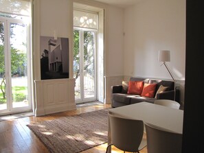 Apartment, 1 Bedroom, Garden View (Ground Floor) | Living room | Flat-screen TV - Koolhouse Porto (Porto)