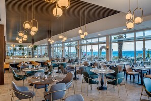 2 restaurants, spécialités Cuisine internationale