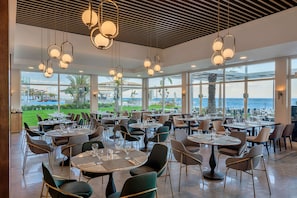 Hi ha 2 restaurants amb plats de cuina internacional