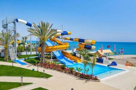 Una piscina techada, una piscina al aire libre, sombrillas. Corendon Playa Kemer