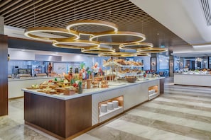 2 restaurants; breakfast, lunch, and dinner served