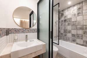 Deluxe Double Room | Bathroom | Shower, free toiletries, hair dryer, bathrobes