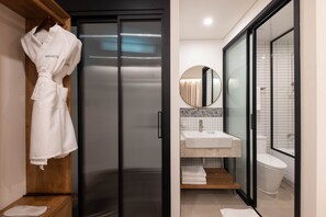 华丽双人房 | 浴室 | 淋浴设施、免费洗浴用品、吹风机、浴袍