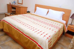 أغطية فراش متميزة وخزنة داخل الغرفة ومكتب