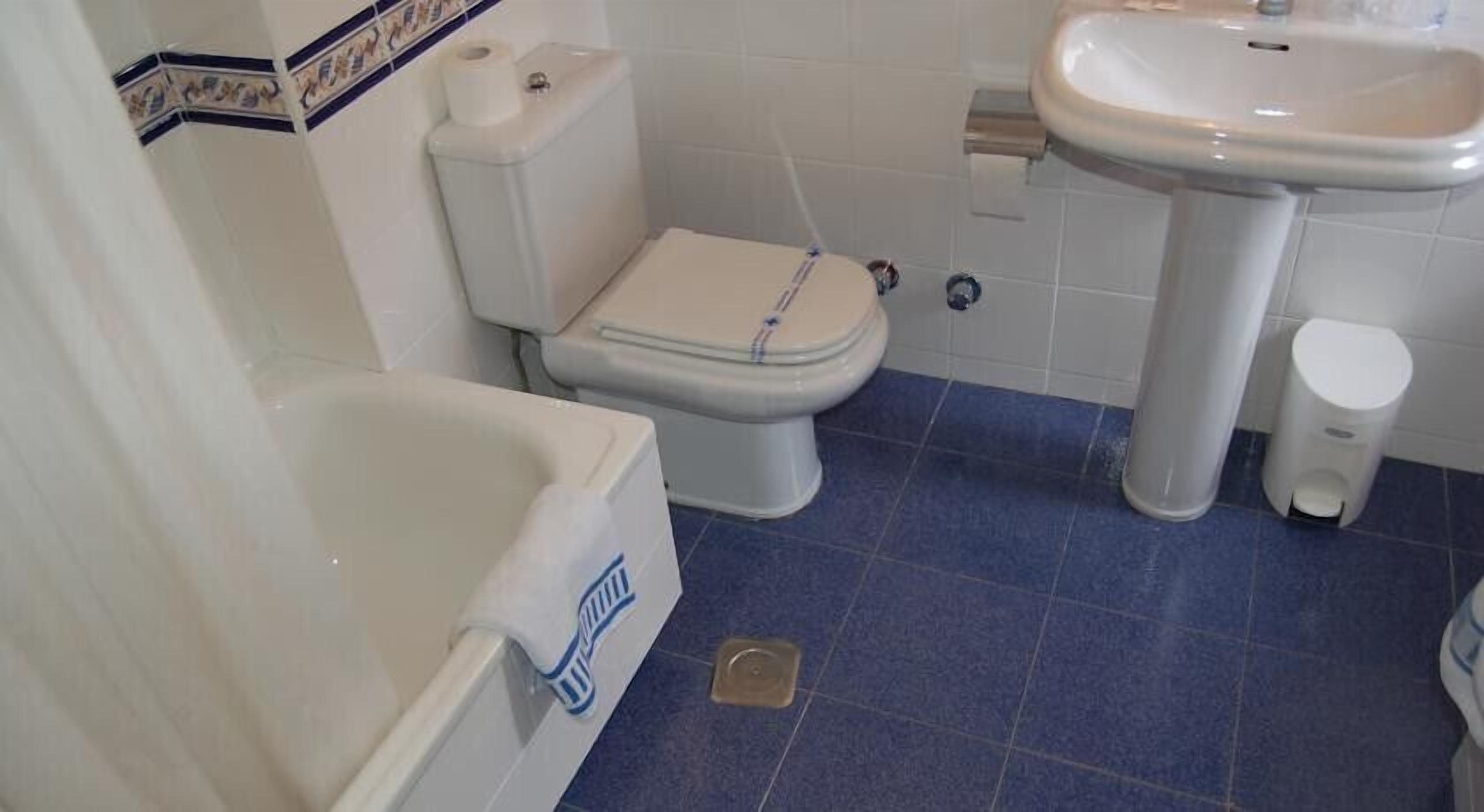 combined shower/bathtub, free toiletries, hair dryer, towels