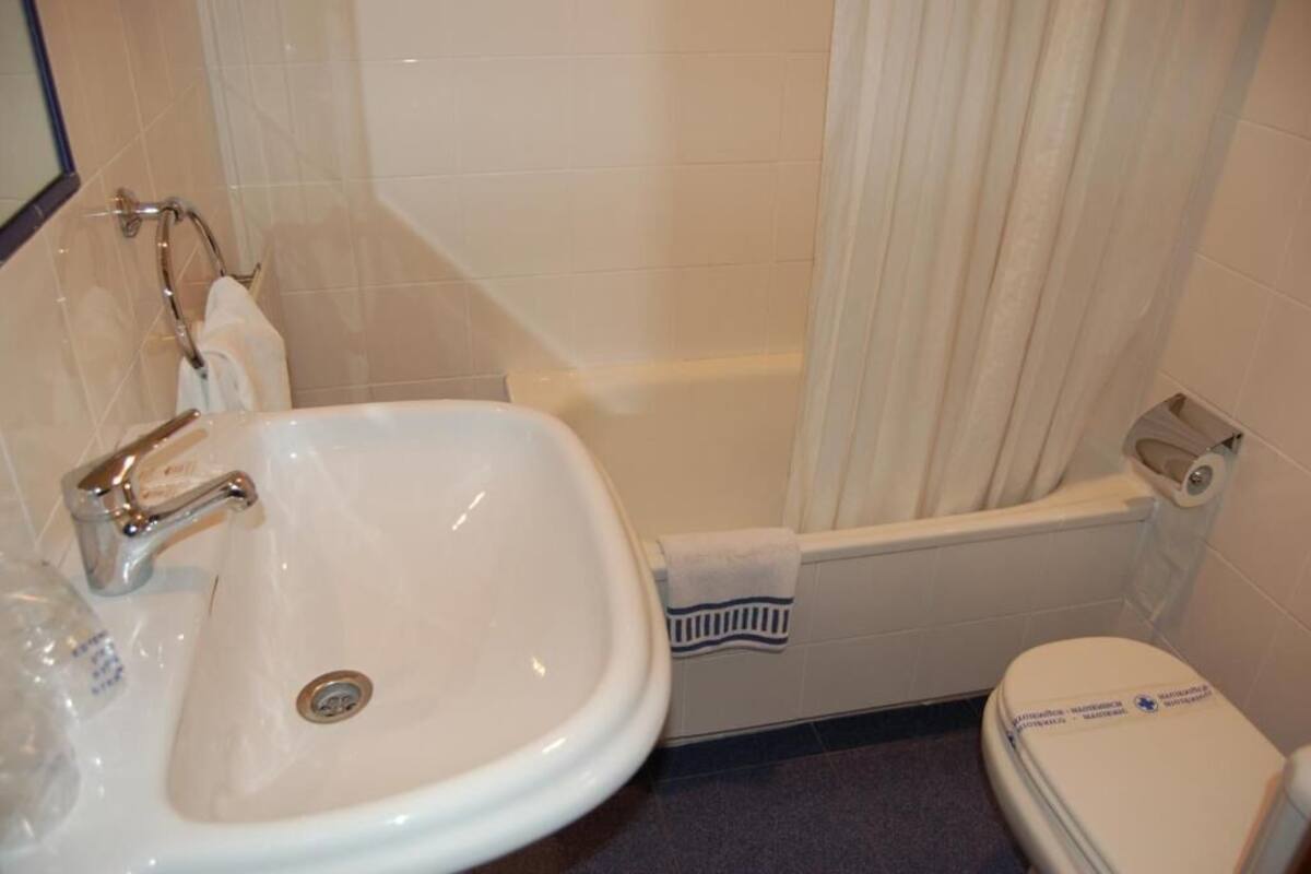 combined shower/bathtub, free toiletries, hair dryer, towels