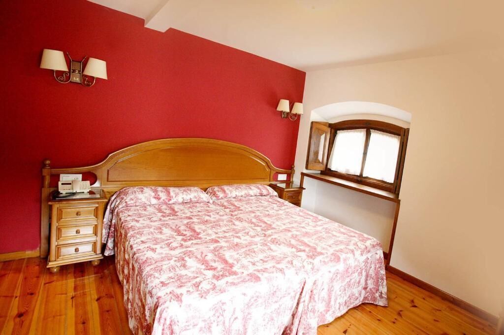 desk, blackout curtains, free wifi, bed sheets