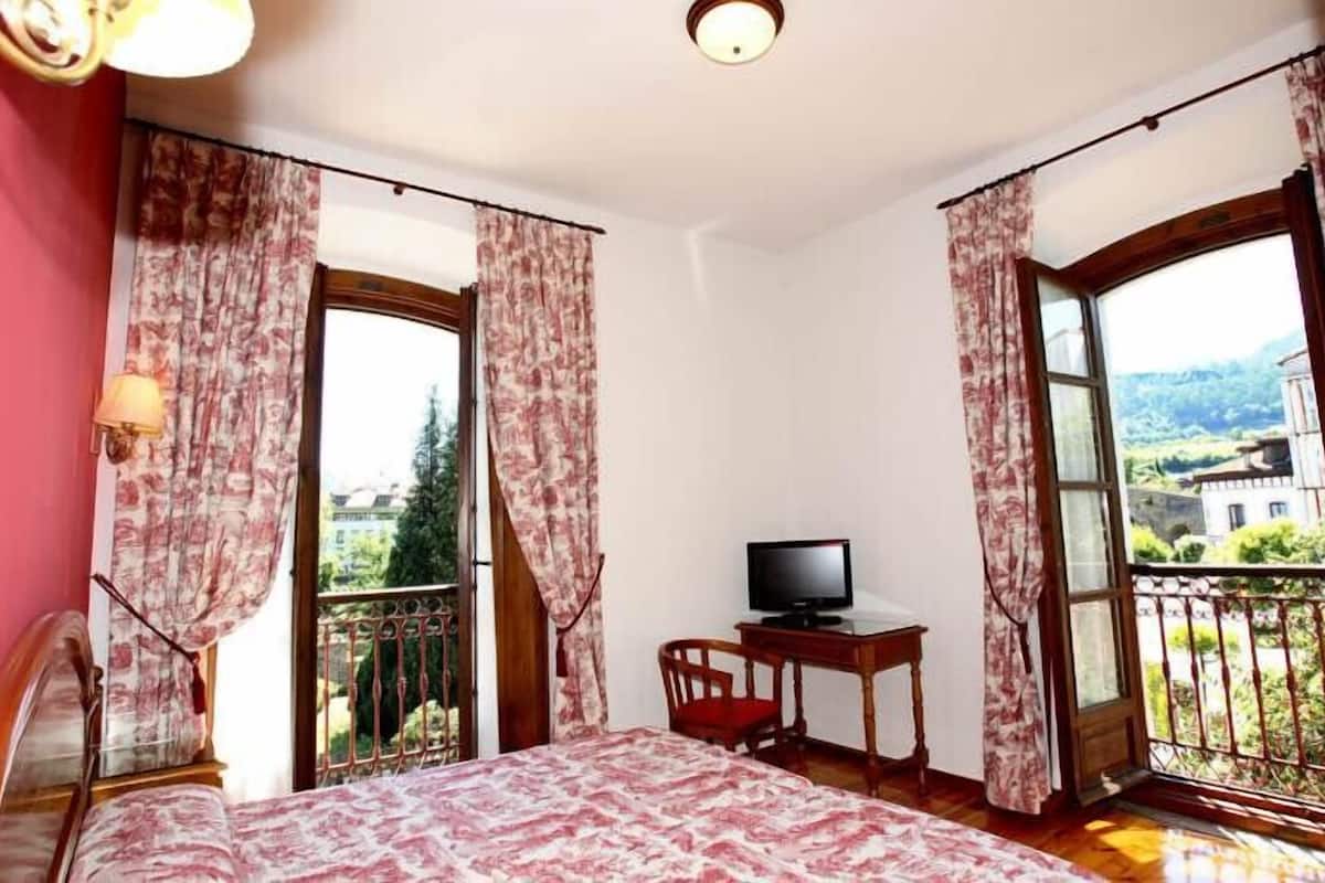 double room | desk, blackout curtains, free wifi, bed sheets