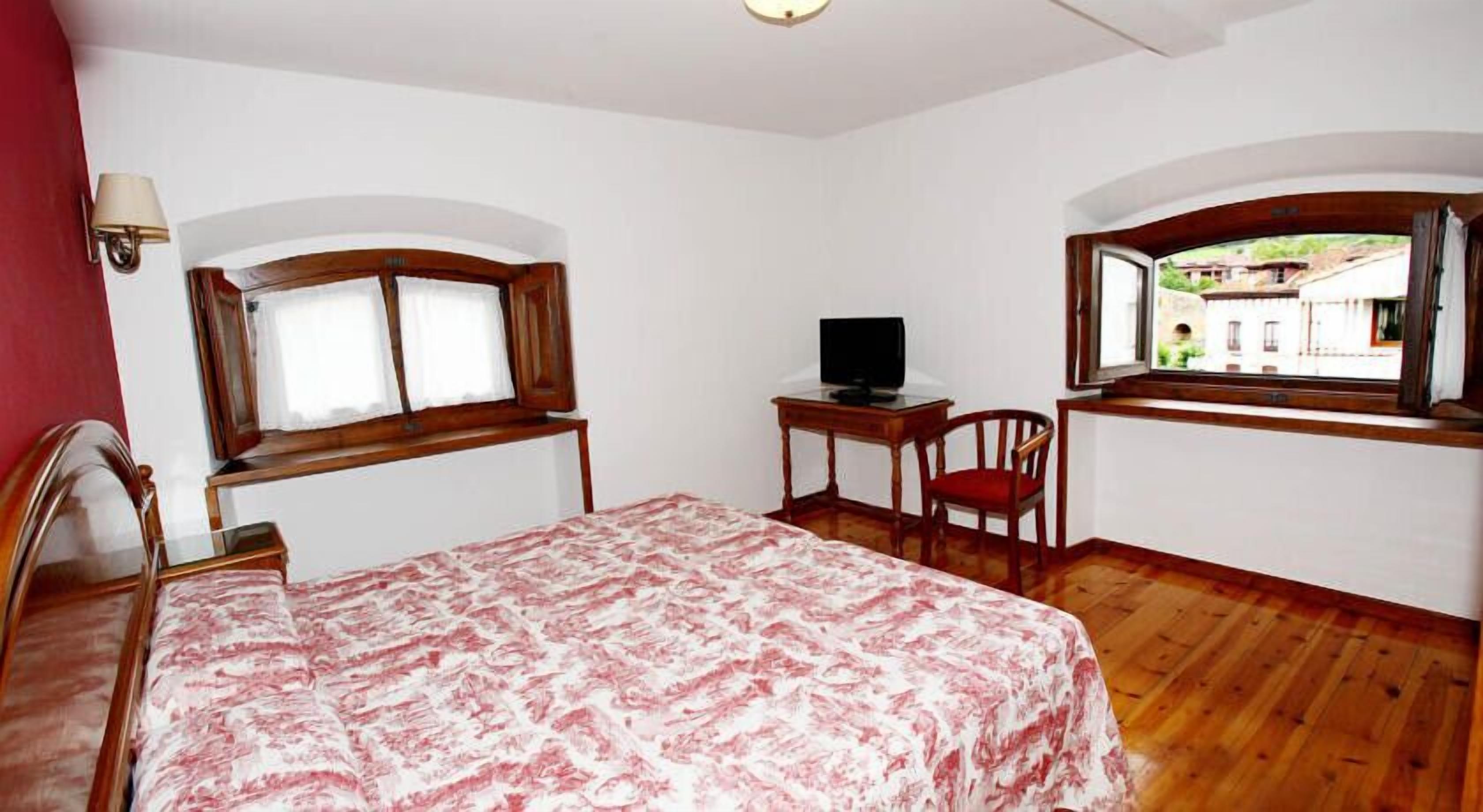 double room | desk, blackout curtains, free wifi, bed sheets