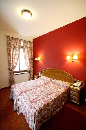 Desk, blackout curtains, free WiFi, bed sheets - Hotel Puente Romano (Parres)