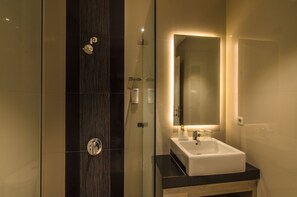 Shower, hydromassage showerhead, free toiletries, hair dryer - GETS Hotel (Malang)