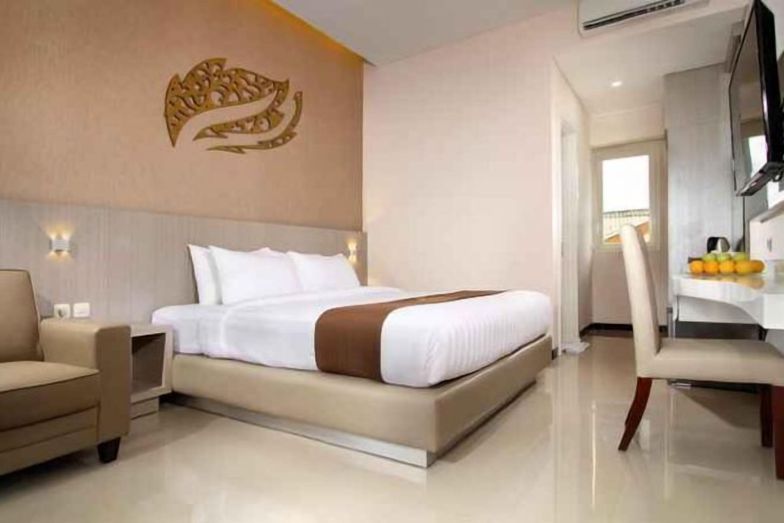 In-room safe, desk, laptop workspace, soundproofing