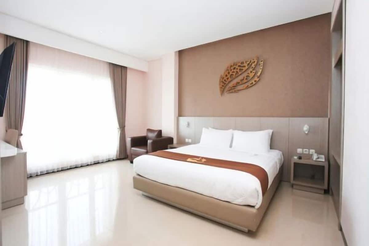 1 bilik tidur, peti besi dalam bilik, meja, ruang kerja komputer riba