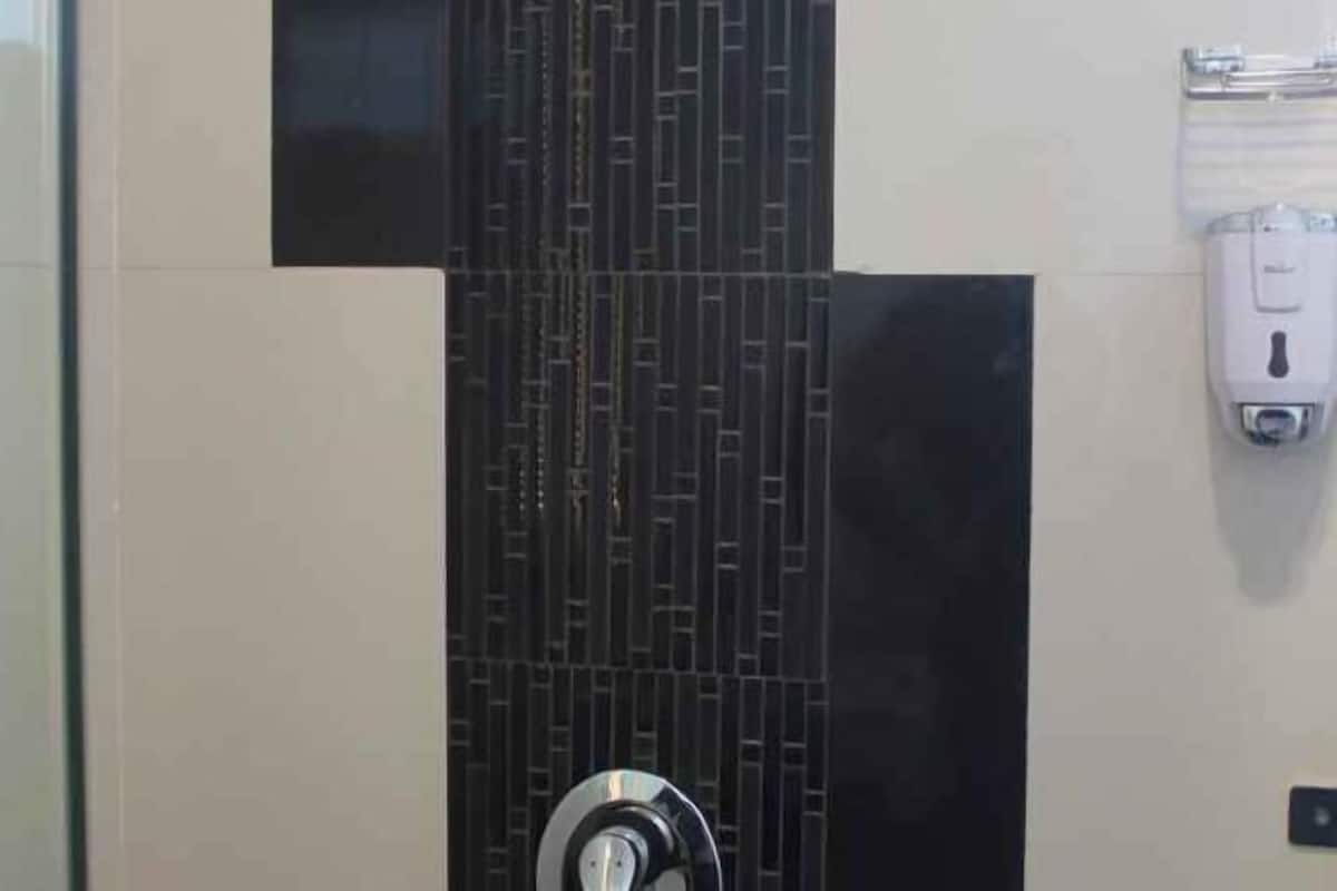 Badezimmer | Dusche, Hydromassagedusche, kostenlose Toilettenartikel, Haartrockner