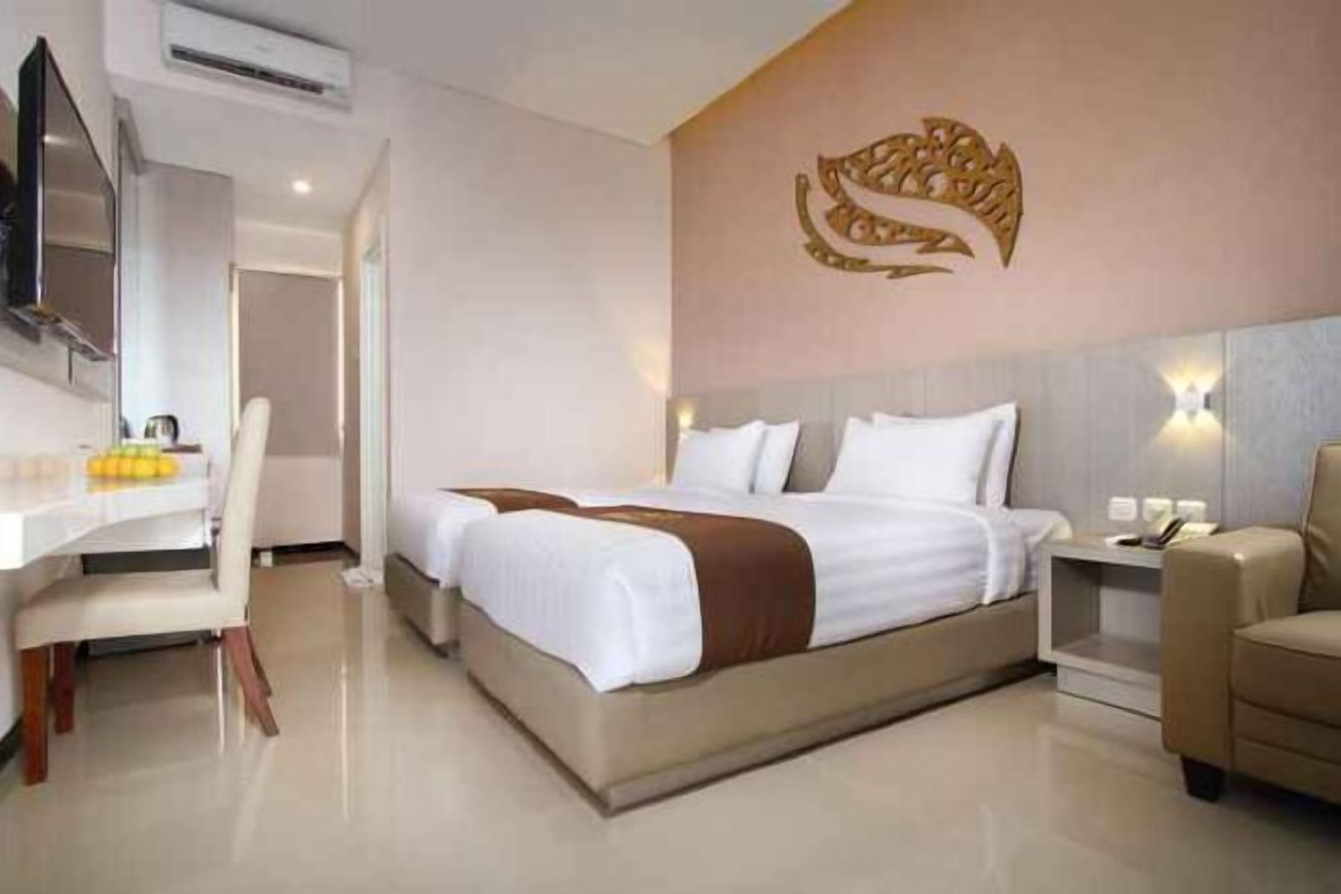 Safe på rommet, skrivebord, skrivebord for bærbar PC og lydisolert