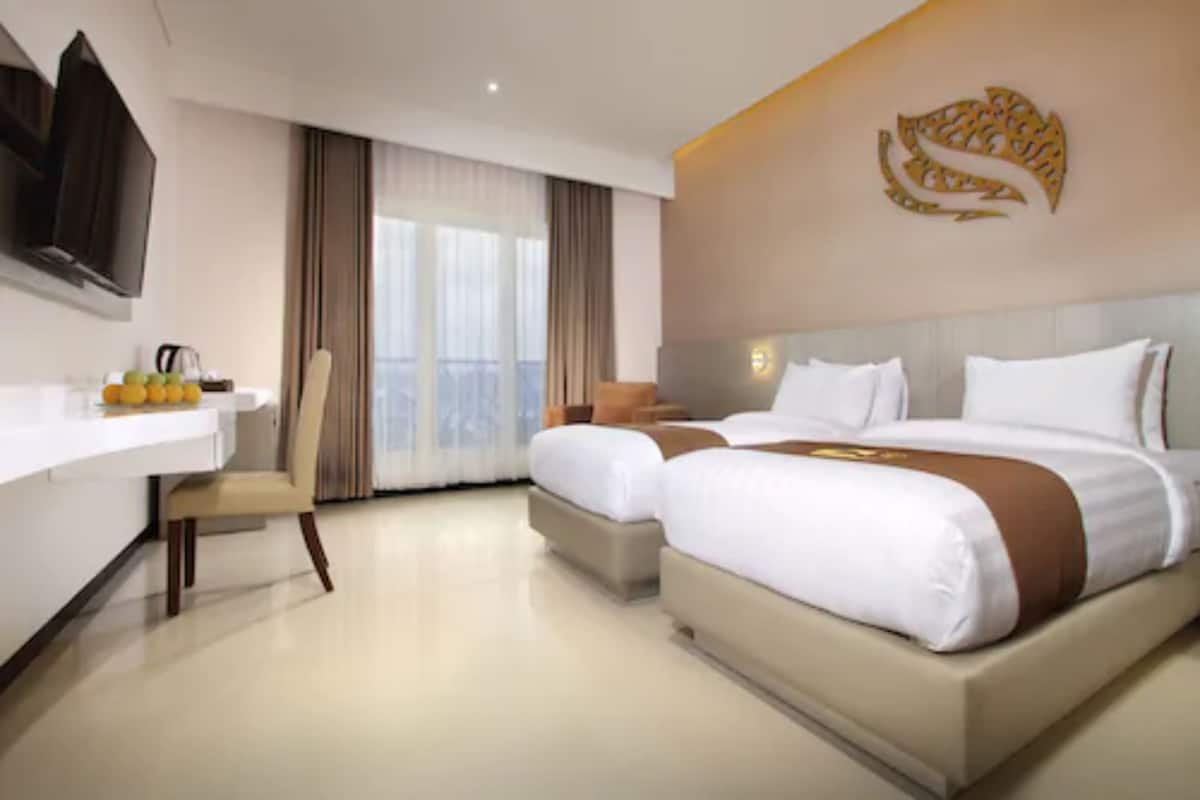 1 bilik tidur, peti besi dalam bilik, meja, ruang kerja komputer riba