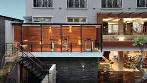 Un hôtel moderne doté d’une cour intérieure, de plusieurs étages et d’espaces de détente intérieurs et extérieurs.