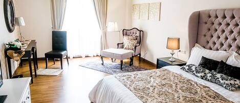 Skrivebord, mørklægningsgardiner, gratis Wi-Fi