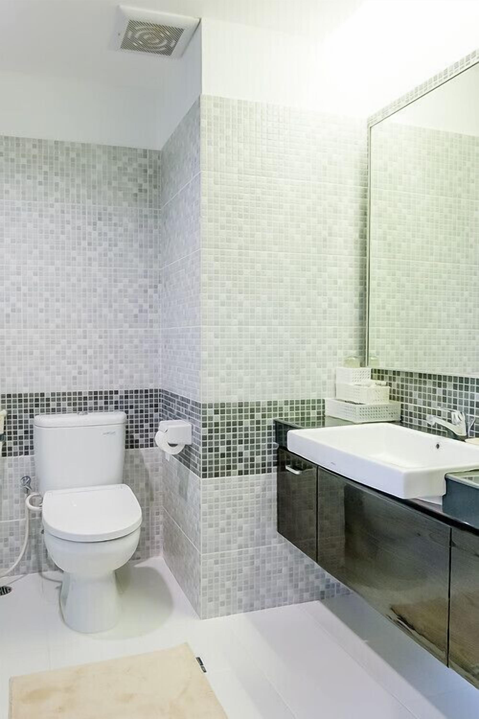 standard room | bathroom | shower, free toiletries, towels