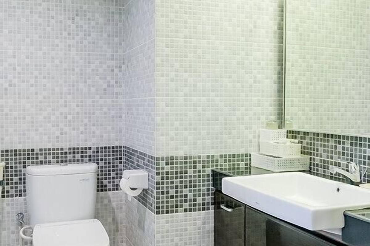 standard room | bathroom | shower, free toiletries, towels