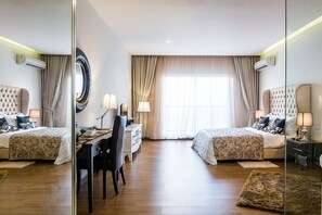 Una habitación de hotel con dos camas, un escritorio y una silla.
