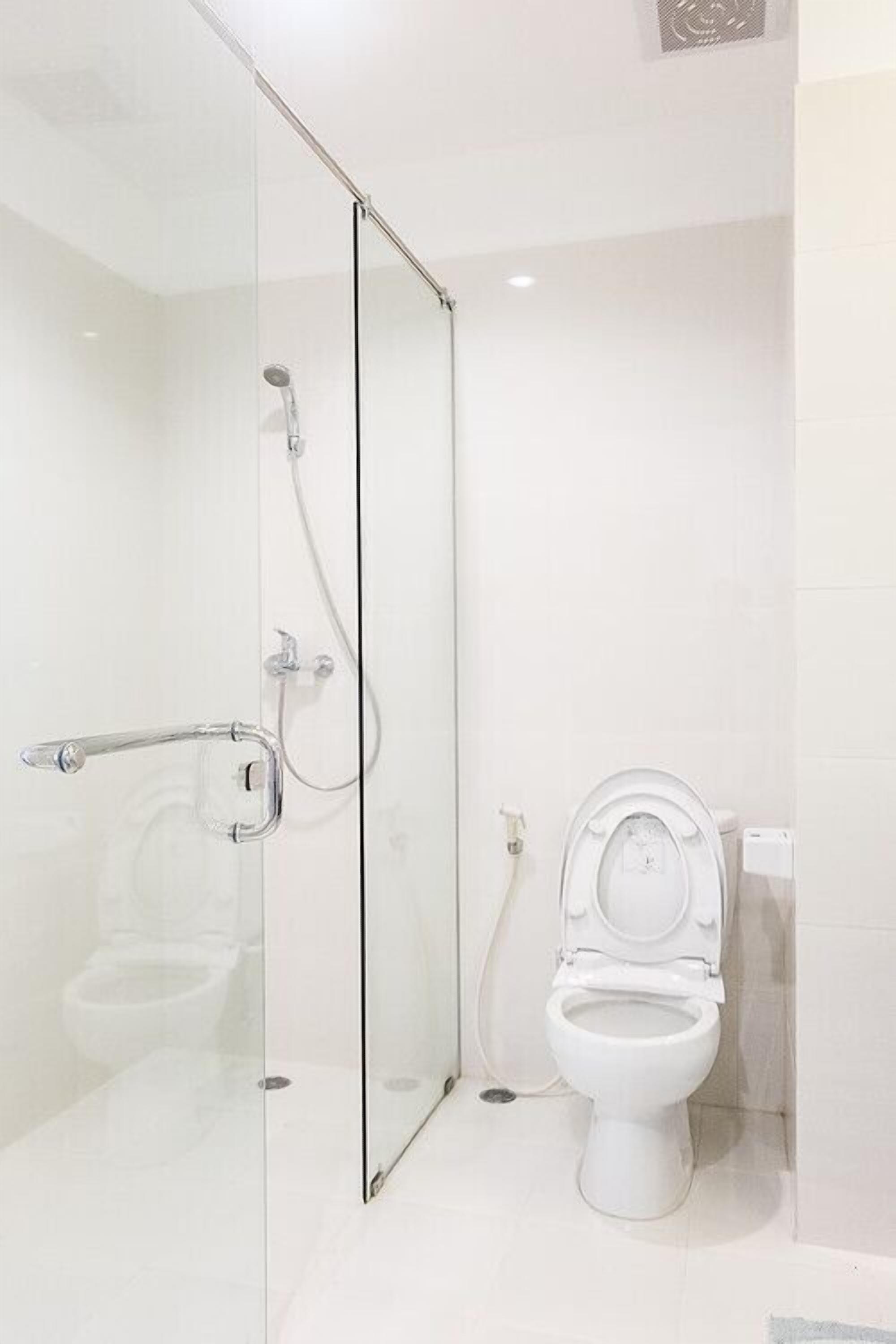 deluxe room, 1 double bed | bathroom | shower, free toiletries, towels