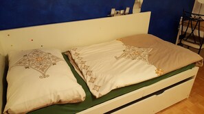 Apartament familiar, 2 dormitoris, vistes a la muntanya, zona enjardinada | 1 dormitori, planxa i posts de planxar i bressols gratuïts