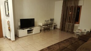 Apartament familiar, 2 dormitoris, vistes a la muntanya, zona enjardinada | Sala d'estar | Televisor de pantalla plana